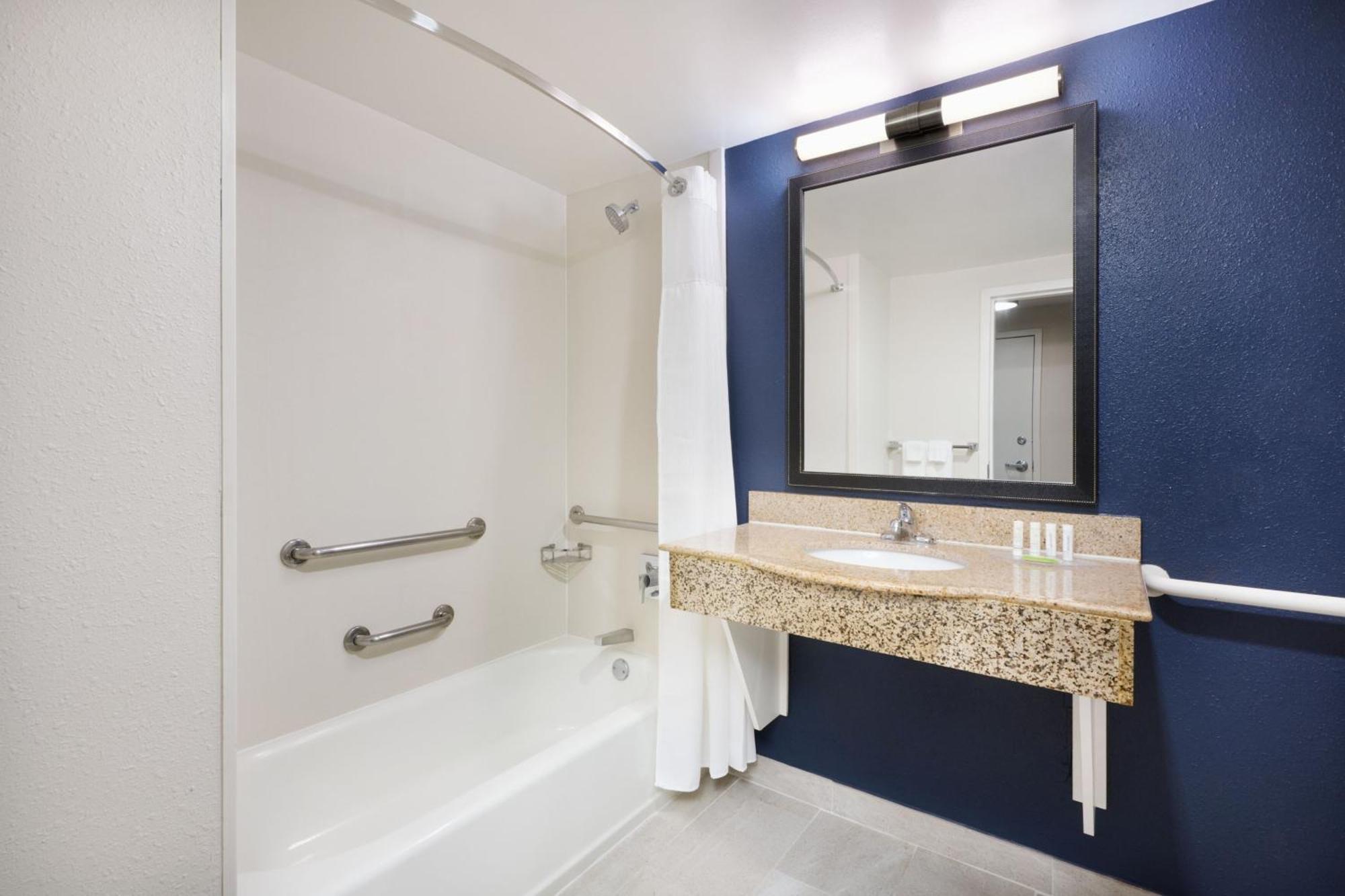 Fairfield & By Marriott Stewart 3*